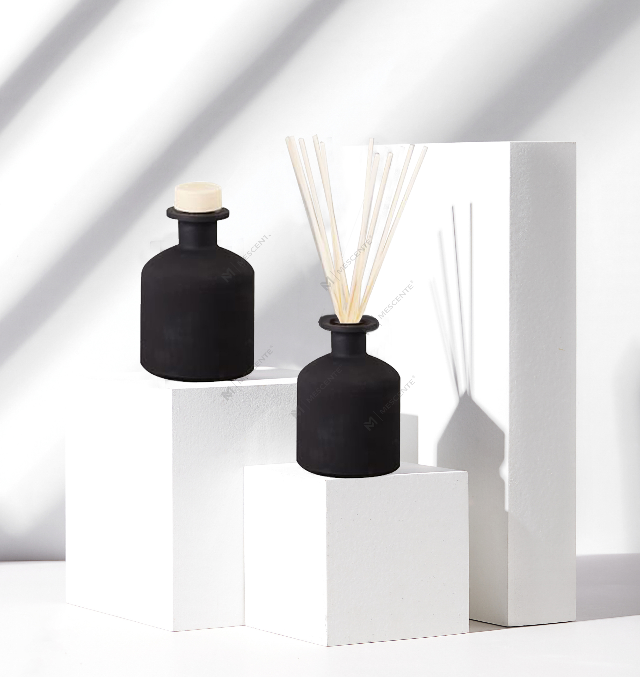 Mescente Luxury 180 ml spesialtilpasset glassflaske eterisk oljerørspreder for hoteller