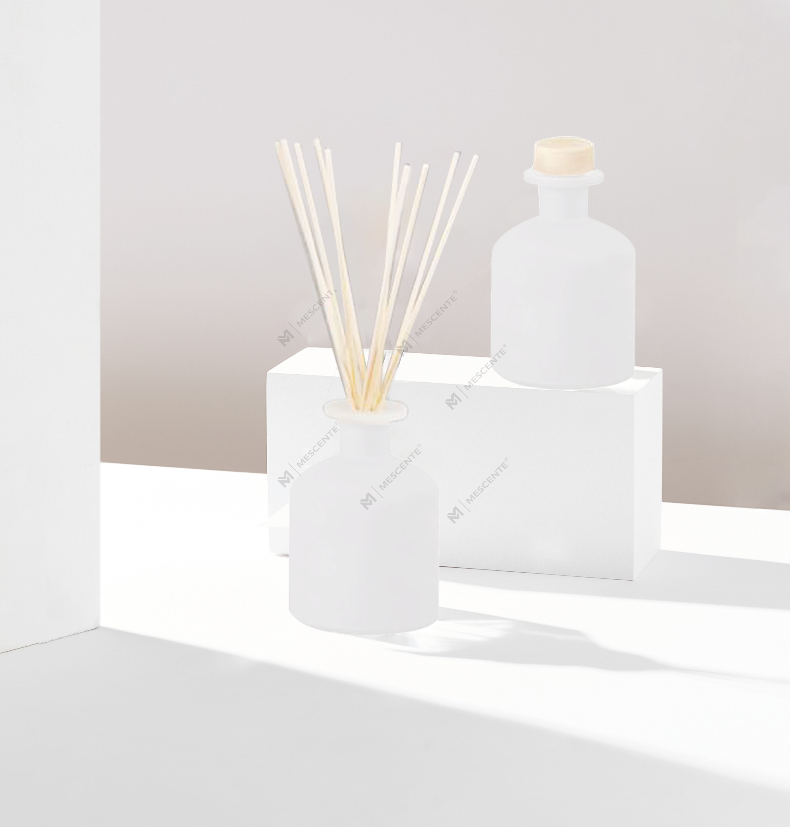Mescente Luxury 180 ml spesialtilpasset glassflaske eterisk oljerørspreder for hoteller
